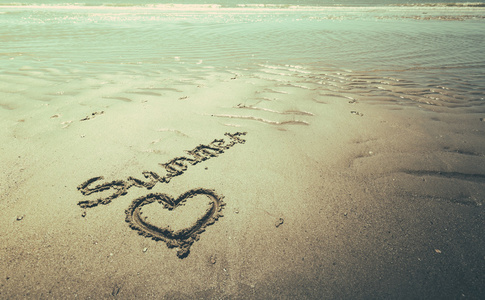 夏天在沙滩与一个可爱的心手写