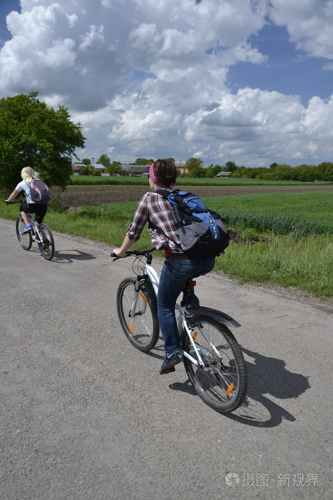 两个女孩在农村的自行车骑