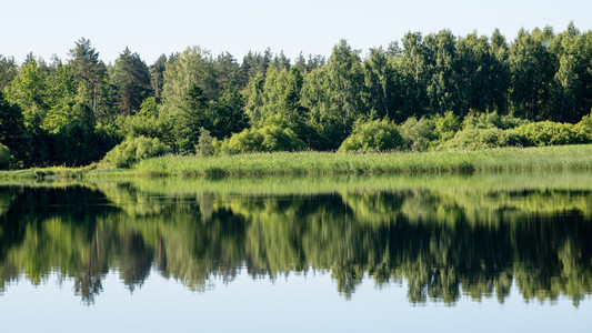 日落的几点思考在平静的湖面上对称的几点思考照片