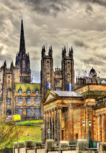 新的大学和 Edin 苏格兰国家画廊的视图