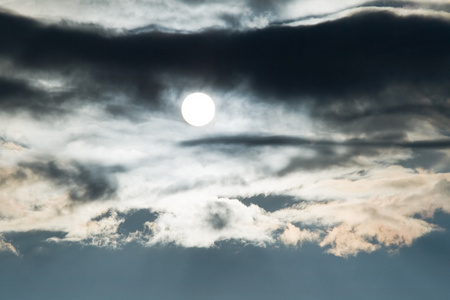 在日落 cloudscape 太阳