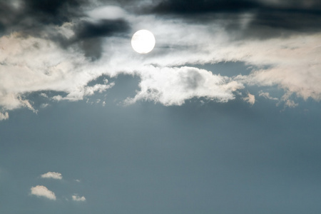 在日落 cloudscape 太阳