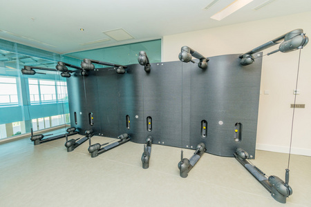 现代的健身房中进行各种体育设备
