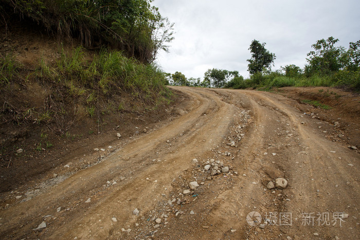 在缅甸的泥泞道路