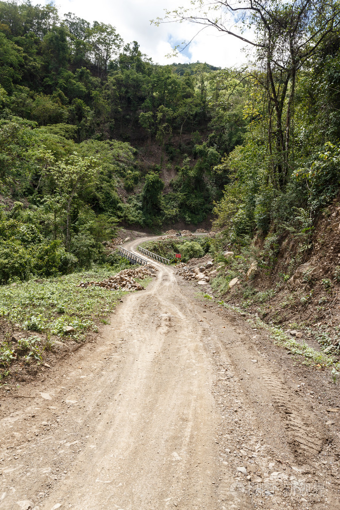 在缅甸的泥泞道路