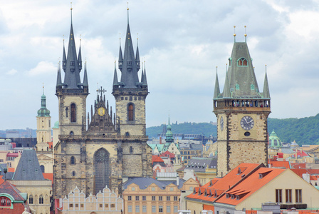 在捷克共和国布拉格老城广场上的著名太原大教堂