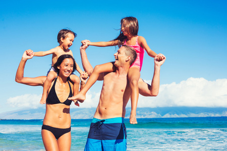 幸福的家庭，在海滩上很开心