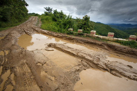 在缅甸的泥泞道路