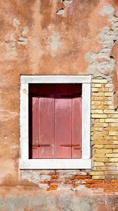 红色实木窗和古朽烂墙