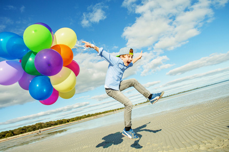 气球的小男孩图片