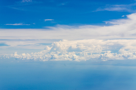 小小的云蓝蓝的天空背景