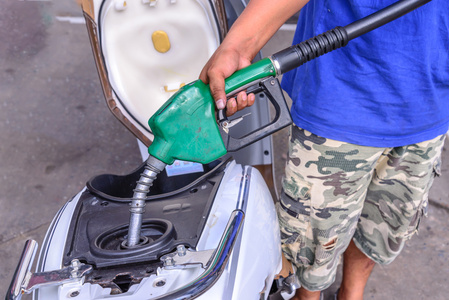 蓝色的车加油图片-蓝色的车加油素材-蓝色的车加油插画-摄图新视界