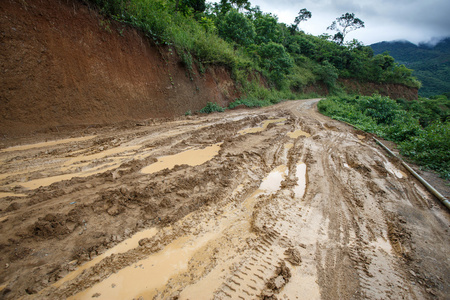 在缅甸的泥泞道路