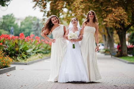 时尚伴娘与新娘有乐趣照片