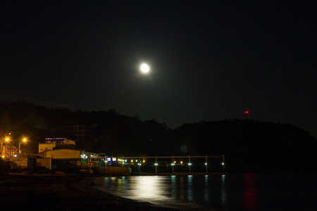 月亮反射在上海滩的水