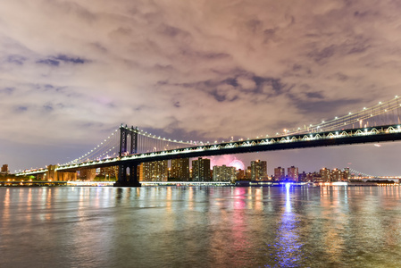 布鲁克林大桥和曼哈顿视图用烟花