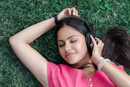 很少女躺在地上听音乐