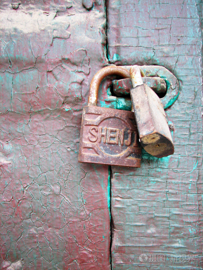 旧木门的生锈的锁