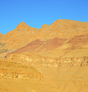 在非洲摩洛哥阿特拉斯干燥山地面孤立的山