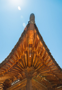 角的木质屋顶在韩国风格与 Ip 摄像机和镜头光晕的概念