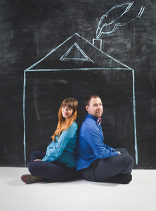 孕妇和丈夫在家里画在黑板上摆姿势
