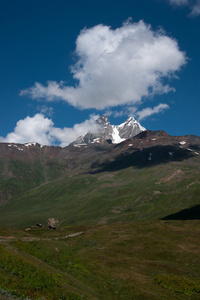 在山中徒步旅行