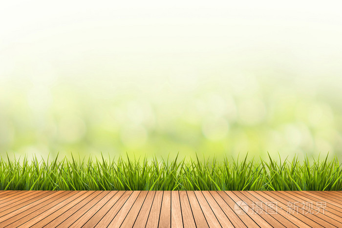 绿色的模糊的背景与木地板草