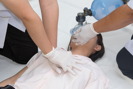 医院抢救医疗团队抢救病人在医院,心肺复苏术 cardiopul照片