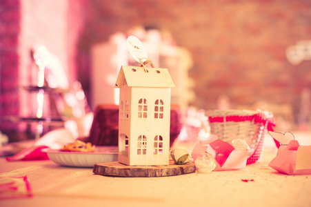 装饰的小纸房子在一个婚礼上祝词