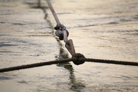 水上的绳子