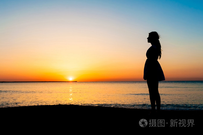 女人看日出的剪影
