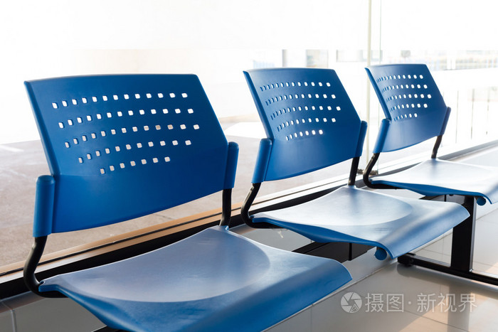 客户等候区排的蓝色座位在办公室