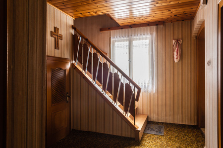 仿古客栈木楼梯照片