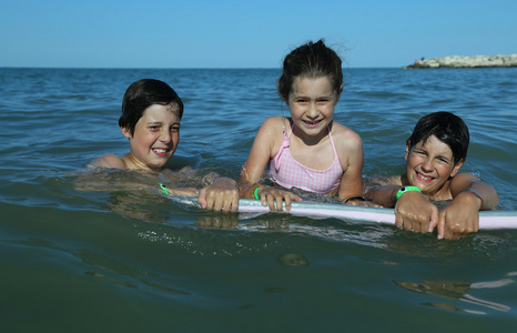 夏天三个弟弟在海里玩得很开心