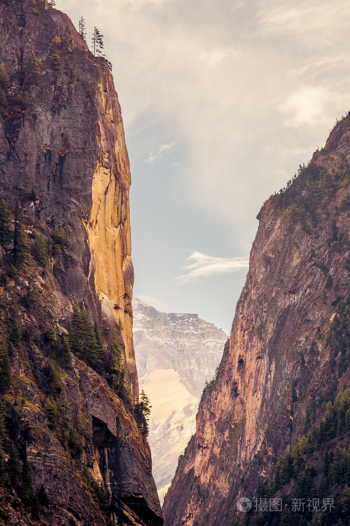 在annapurnas的岩石峭壁