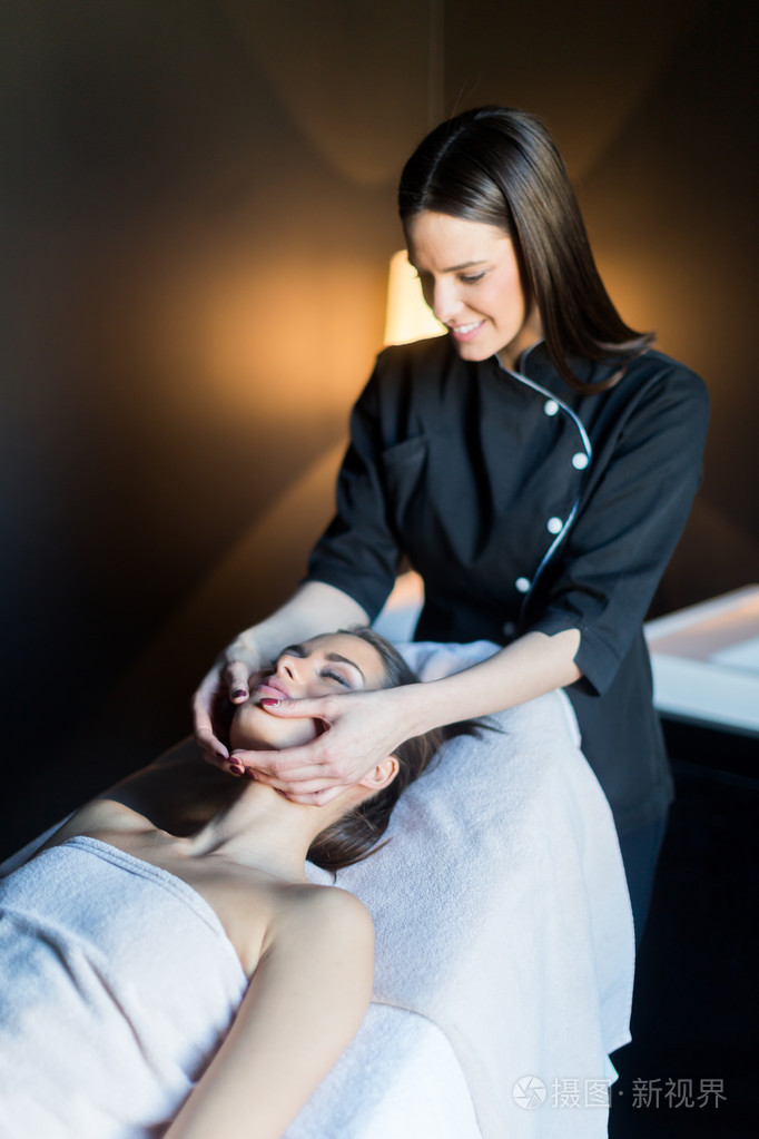 男按摩师按摩张女人的脸