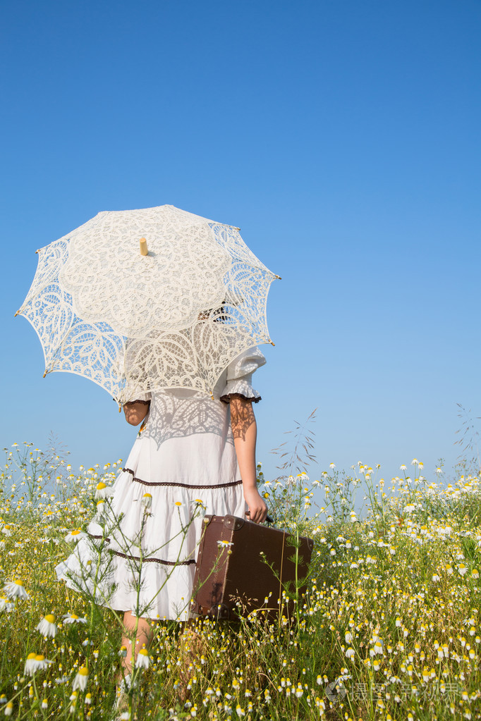 在花丛中散步的女孩蓝天概念背景
