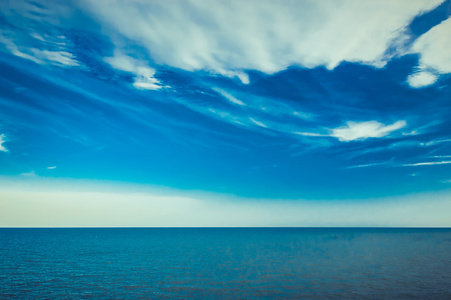 蓝色的大海和天空上的云