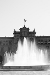 西班牙广场喷泉在黑色和白色