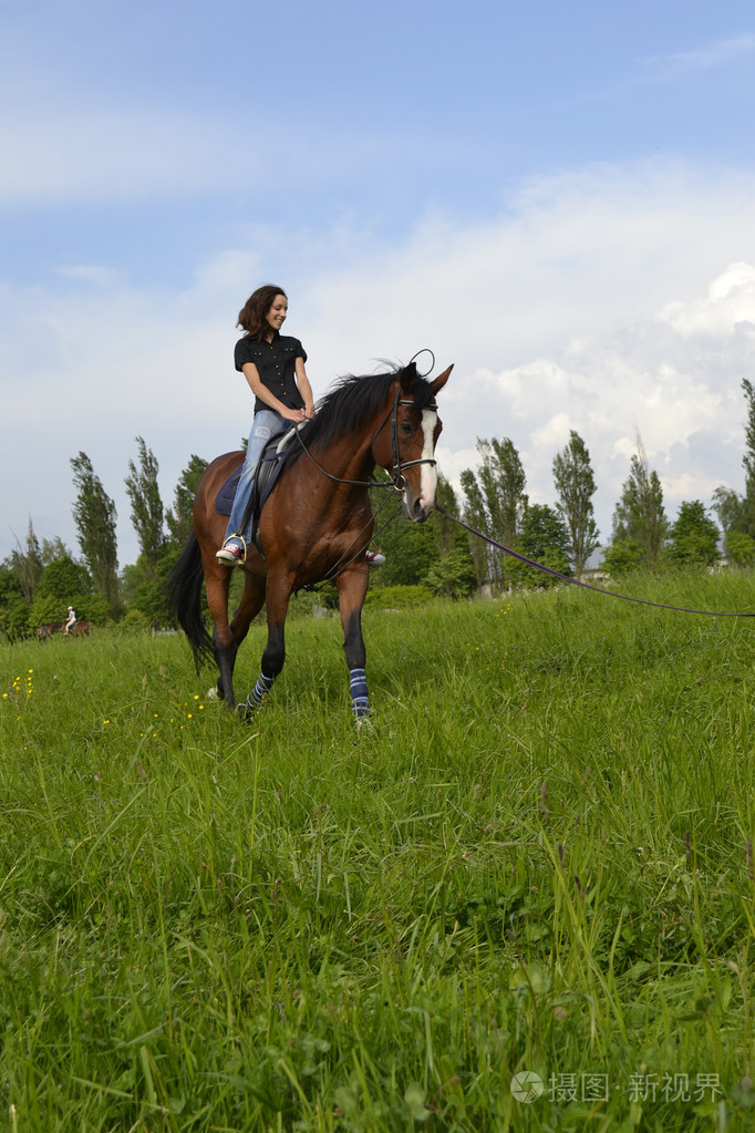 一个女孩在一匹马,骑马的初学者