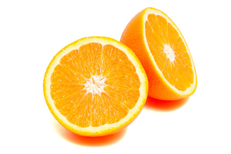 橙色水果切成薄片上孤立的白色背景