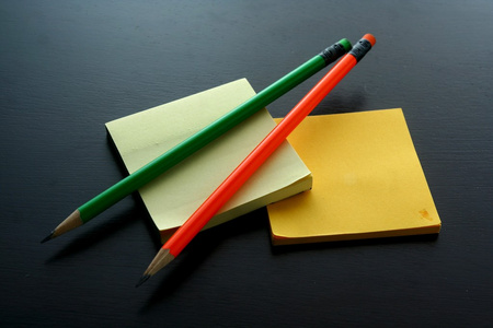 记事本和彩色的铅笔