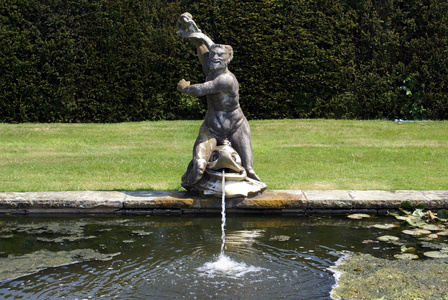 在英格兰的花园雕塑的喷泉图片