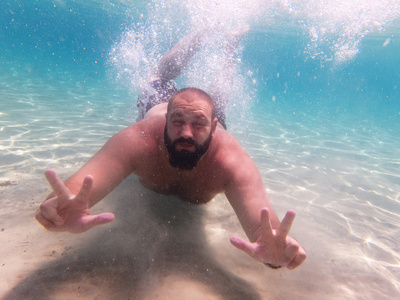 水下的胡子男模特图片