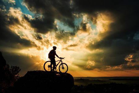 骑自行车的人和自行车对星空背景下的剪影
