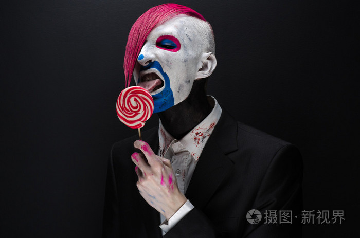 小丑和万圣节主题:黑色粉红色头发的可怕小丑.