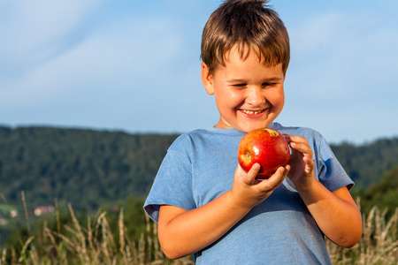 男孩与自然红苹果