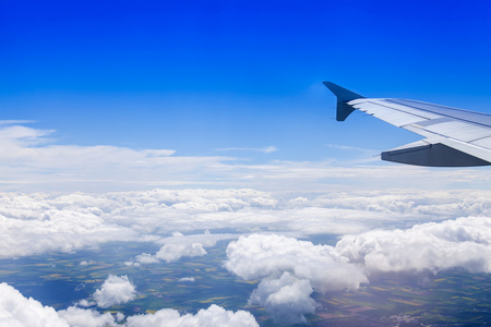平面视图从窗口上风景如画的白云和飞机的一翼