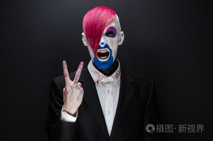 小丑和万圣节主题:黑色粉红色头发的可怕小丑.