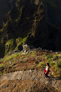 年轻的女子在蜿蜒山徒步路径在 Pico 做 Arieiro